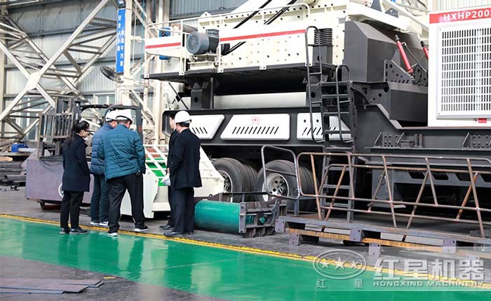紅星機器客戶參觀車載式移動碎石機生產車間