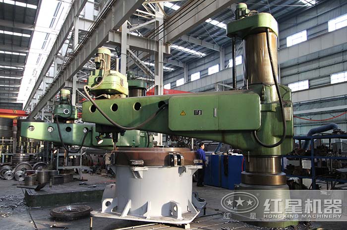 紅星機器專業化、智能化的圓錐破生產加工車間
